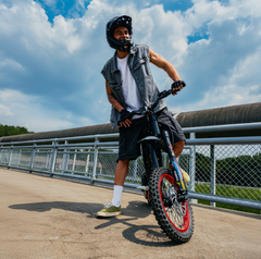 Viper S Electric Dirt Bike High Performance 3500 W a man on it