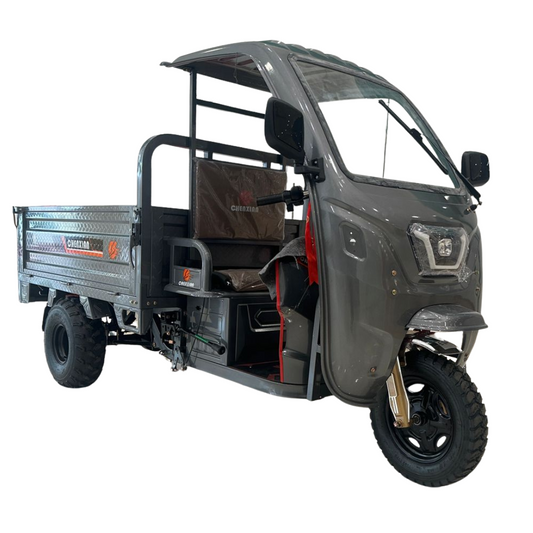 Three-wheeled motor vehicle with a cargo bed 